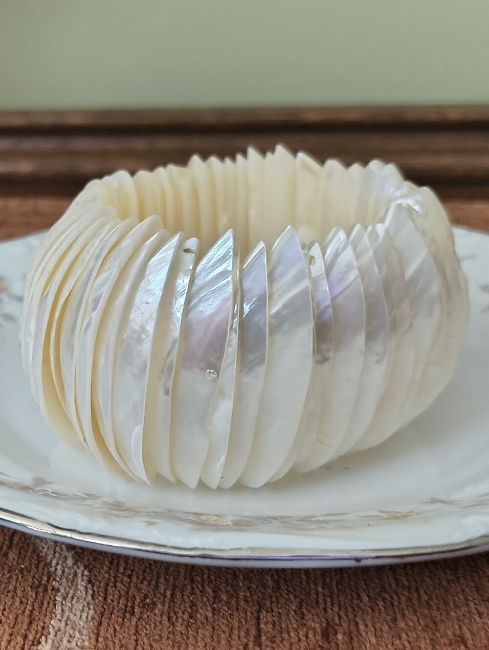 Vtg Wide Unique Mother of Pearl Bracelet Natural Shell Creamy White Iridescent